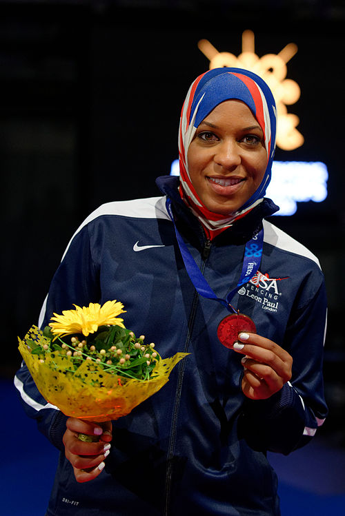 500px-Ibtihaj_Muhammad_podium_2013_Fencing_WCH_SFS-EQ_t215413